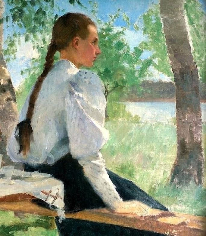 Giovane ragazza sotto gli alberi di betulla